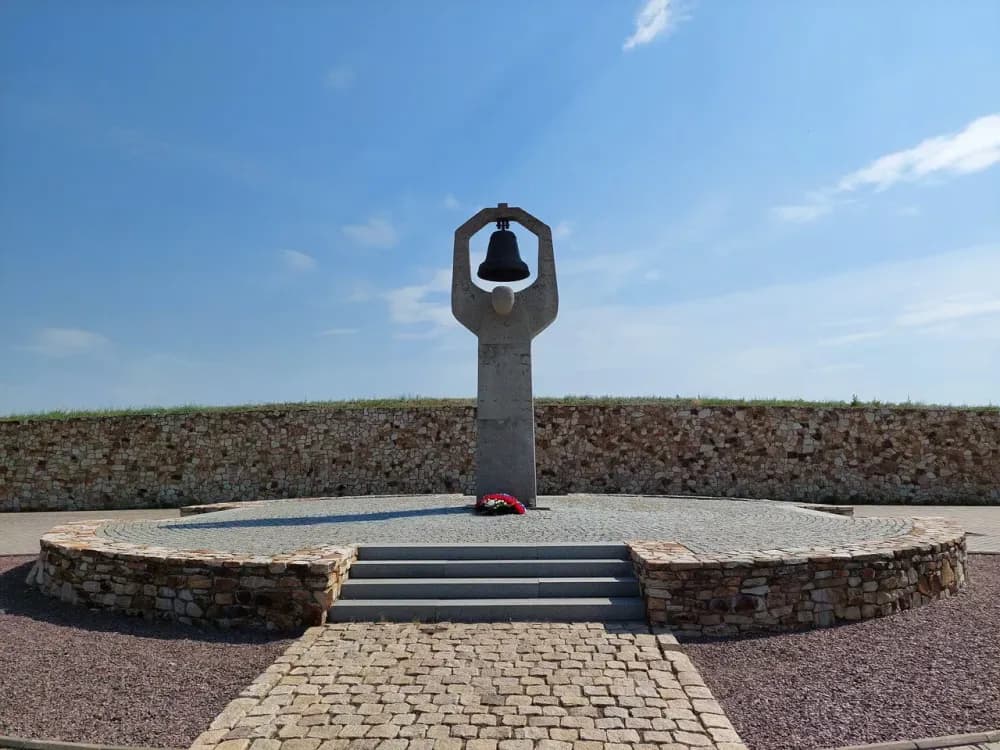 За городом - фото 1